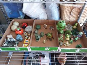 lot 13 image: Turtles, Frogs & Miniature Garden Decor