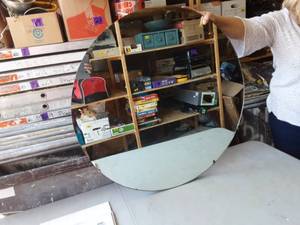 lot 23 image: Round Mirror