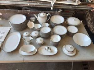 lot 25 image: Rosenthal China 3331 Service For 12
