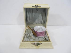 lot 66 image: Antique Portable Shaving Set wStraight Razor & Shaving Mug