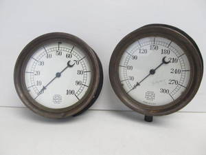 lot 119 image: Pair of Vintage 1920s-30s US GAUGE COMPANY Heavy Duty Steam Gauges