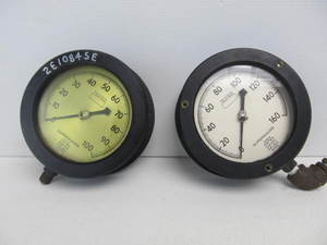 lot 121 image: Pair of Vintage 1920s-30s US GAUGE COMPANY Supergauge Heavy Duty Steam Gauges