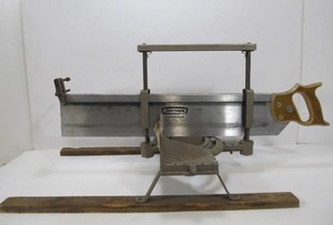 lot 215 image: Vintage Miter Box wCraftsman Saw