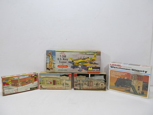 lot 217 image: Vintage Early PLASTICVILLE Model Train Buildings & NOS Lionel Watchmen Shanty