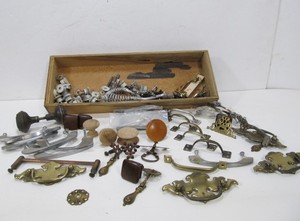 lot 224 image: Lot of Assorted Vintage Cabinet & Drawer Hardware
