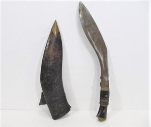 lot 14 image: Vintage Middle Eastern Khukuri Knife wSheath