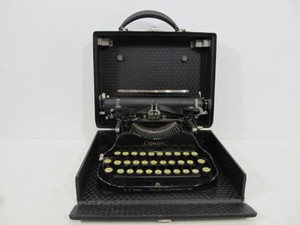 lot 23 image: Neat Old Vintage Portable SMITH CORONA Collapsible Typewriter