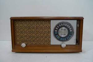lot 193 image: Working Vintage ZENITH Tabletop Radio