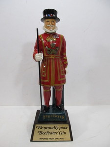 lot 287 image: Mint Vintage BEEFEATER GIN Yeoman Advertising Display Decanter