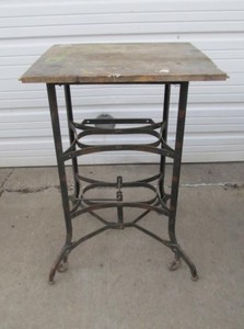 lot 253 image: Vintage 1920s-30s Rolling Industrial Shop Table