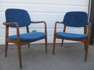 lot 270 image: Matching Pair of Mid Century Sculpted Walnut Armchairs