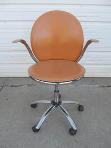lot 273 image: Quality Leather Rolling Swivel Office Armchair