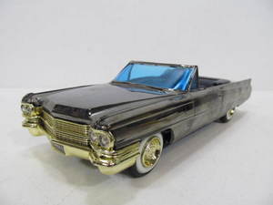 lot 87 image: Vintage Cadillac Convertible Solid state Radio wBox