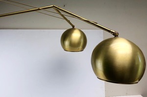 lot 7 image: Fantastic Early 1960s Mid Century Tubular Brushed Brass Dual Shade Wall Sconce Lamp by Victor Gruen