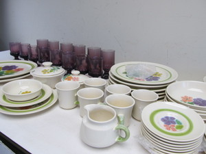 lot 262 image: Large Lot of Vintage FRANCISCANWARE Dishes & Amethyst Glasses
