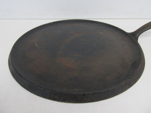 lot 197 image: Antique GRISWOLD Cast Iron No. 10 Handle Griddle