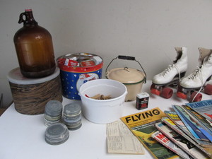 lot 199 image: Estate Lot of Assorted Vintage Collectibles etc.