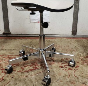 lot 100 image: Mod Style Adustable Rolling OfficeComputer Chair