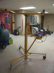 lot 32 image: Sheet Rock Panel Lift