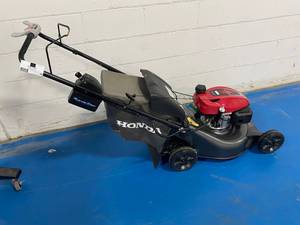 lot 59 image: HONDA 21 in. 3-in-1 Variable Speed Gas Walk Behind Self Propelled Lawn Mower with Blade Stop