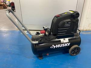 lot 64 image: HUSKY 8 Gallon 150PSI Air Compressor