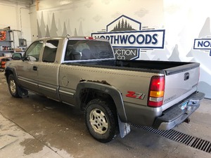 lot 4 image: 2000 Chevy Silverado 4x4 -No Reserve-