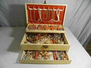lot 4 image: Jewelry Box FULL of Jewelry