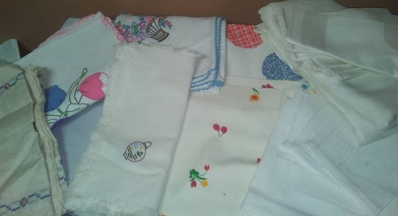 lot 288 image: Napkins tablecloths drapes Runners nice variety