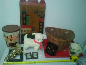 lot 171 image: Miscellaneous decor.