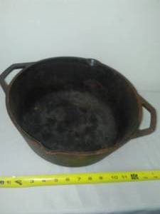 lot 190 image: 12  Cast Pot - Lodge