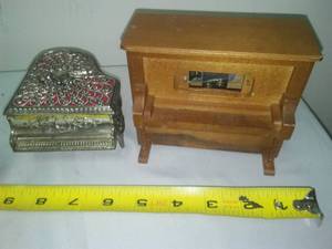 lot 221 image: 2 Music boxes, player Piano -  The Entertainer