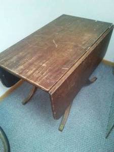 lot 332 image: Drop Leaf Dining Room Table