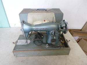 lot 38 image: Vintage Sovereign Precision Sewing Machine