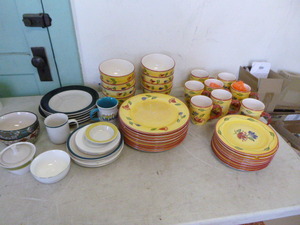 lot 43 image: Set of Pfaltzgraff Dinnerware