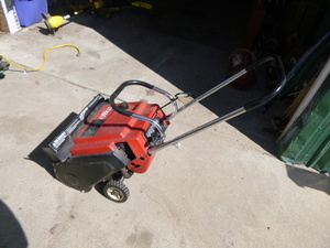 lot 10 image: Toro Snow Thrower S-620