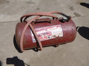 lot 18 image: Midwest Product Portable Air Tank