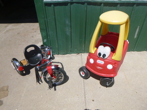 lot 50 image: Schwinn Tricycle and Little Tikes Ride