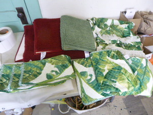 lot 75 image: Bathroom Items