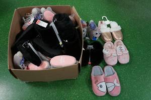 lot 43 image: Kids Slippers