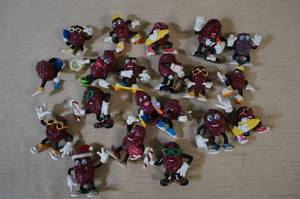lot 73 image: California Raisins Figures