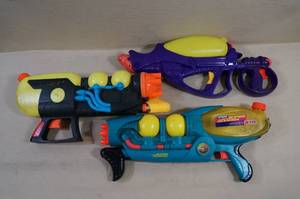 lot 72 image: 3 Vintage Super Soaker Squirt Guns