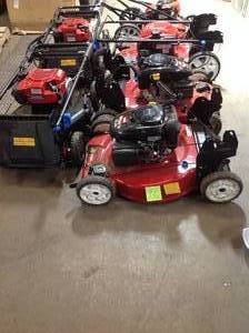lot 26 image: Pallet of salvage lawnmowers for parts or repairs