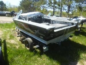 lot 32 image: 2004 Lund Pro V