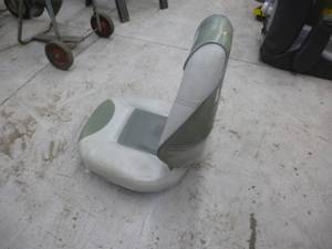 lot 107 image: Lund Boat Seat Olive