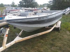 lot 23 image: 1989 Crestliner 18 Boat
