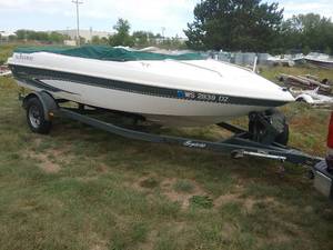 lot 21 image: Glastron Fiberglass Boat