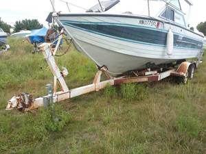 lot 20 image: 1989 Crestliner Sabre