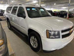 lot 6 image: 2010 Chevrolet Suburban LT 4x4