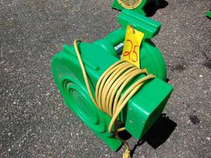 lot 25 image: B-Air Kodiak  1 HP Bounce House Blower, Green