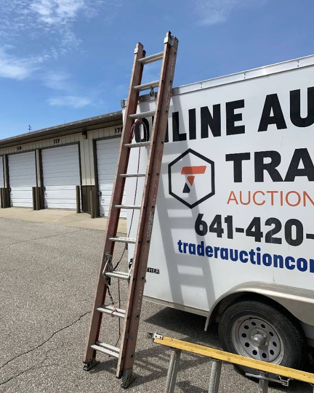 lot 8 image: 20 Foot Werner Extension Ladder